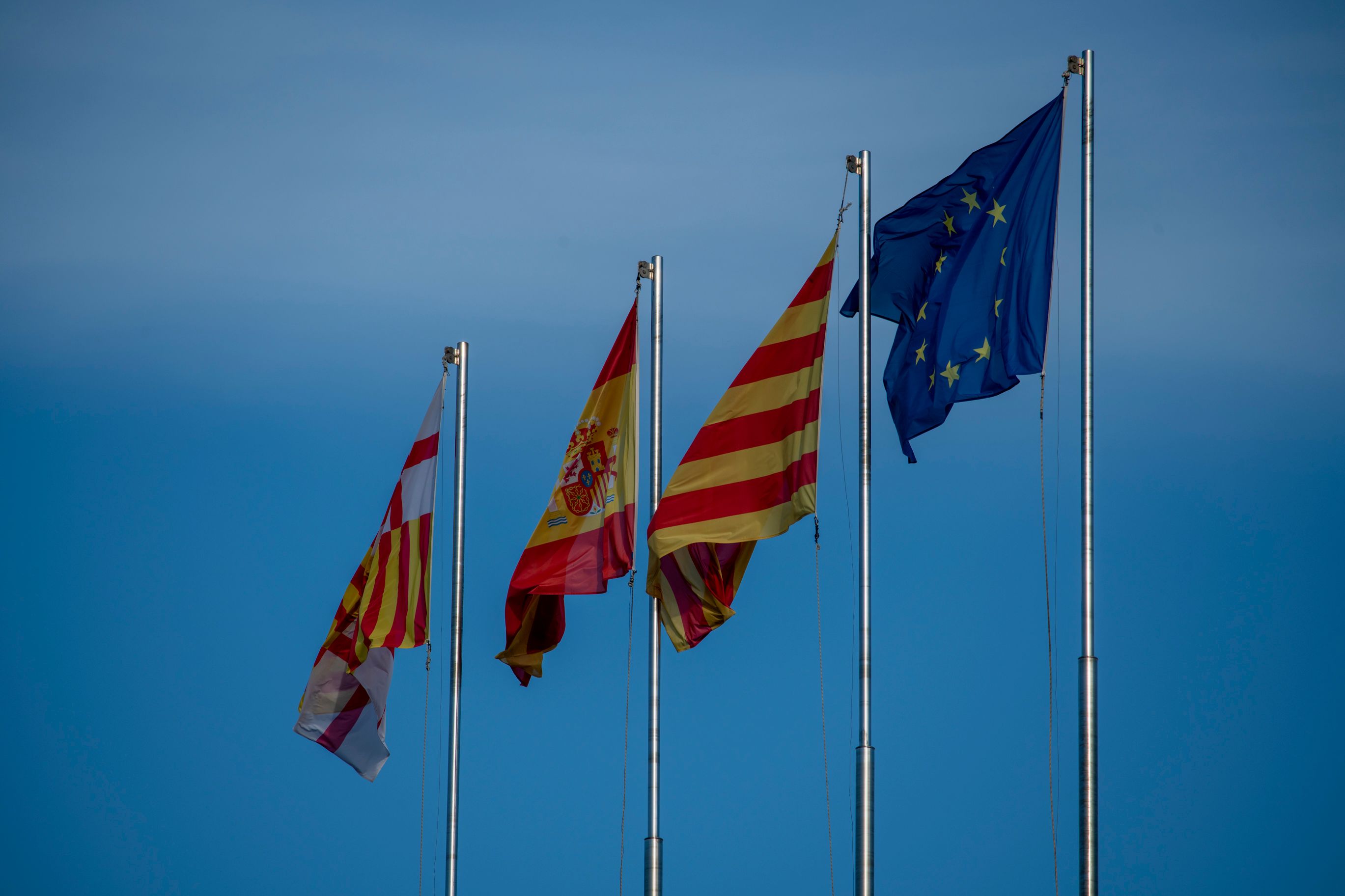 Spanien förbjuder chattbot-exklusiv support, inför 3-minutersregel