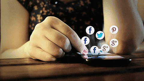 Scrollar genom sociala medier - gif