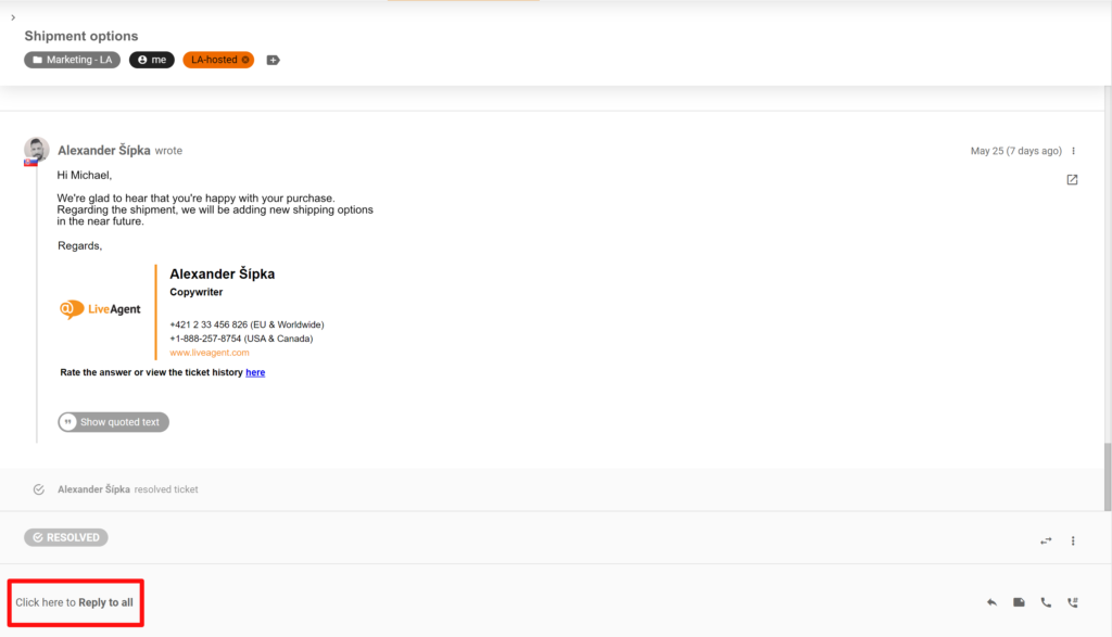 En bild som visar en ändring i placeringen av knapparna Svara och Svara alla i LiveAgent-systemet