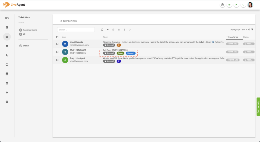 Bild visar olika taggar relaterade till ett kundärende i den universella inkorgen