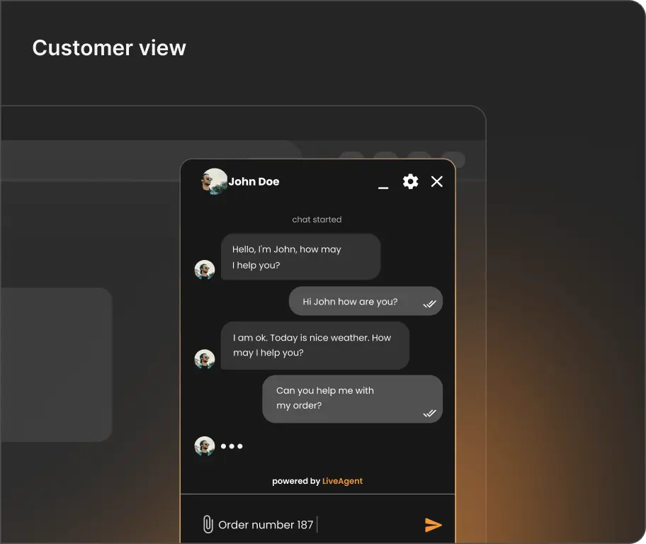 Kund som använder livechatt-programvara på en webbplats